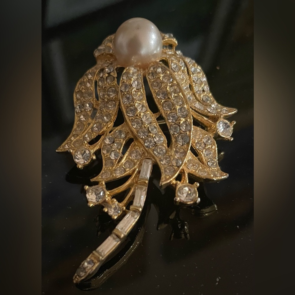 Gorgeous Vintage Gold Tone Brooch Pin with Large Faux Pearl and Clear Crystals